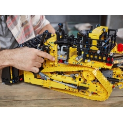 Lego Technic Sterowany przez aplikację buldożer Cat D11 42131